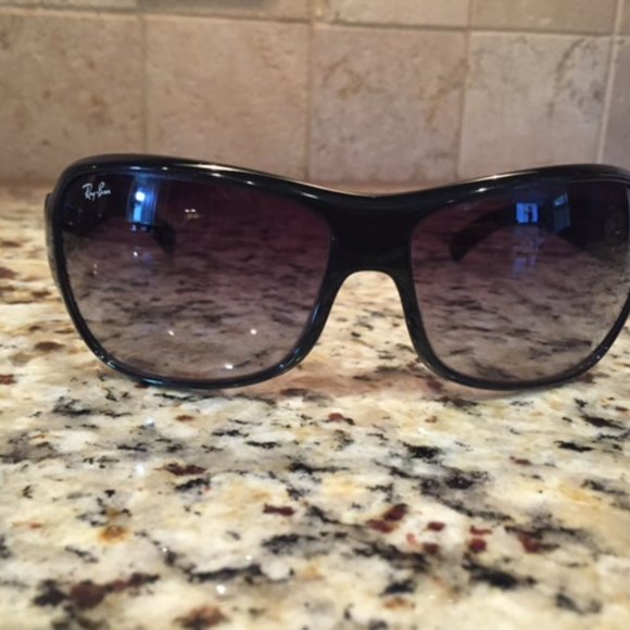 Black Ray-Ban Sunglasses w/ Case